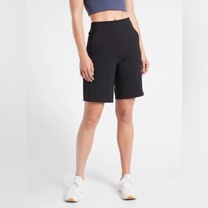 Athleta Cosmic Black 9" Tribeca Bermuda Shorts Women's
Size 8 euroluxe fabric